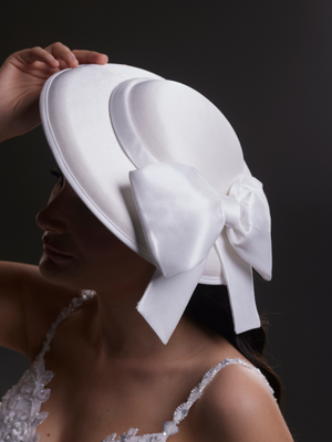 Weiß Satin breit Hut – mit großer Schleife elegant Brauthut