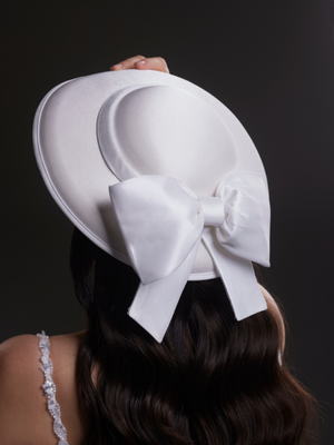 Weiß Satin breit Hut – mit großer Schleife elegant Brauthut
